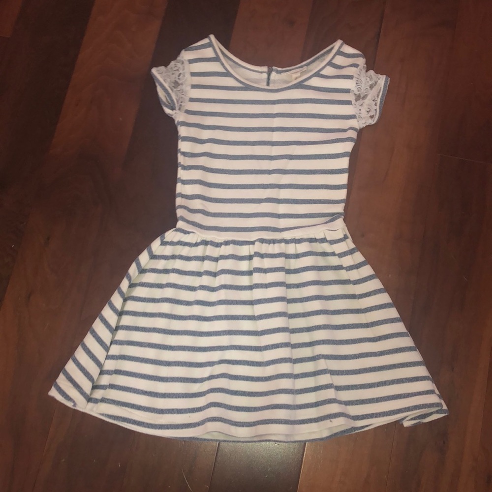 Girls Tucker + Tate dress with lace sleeves.